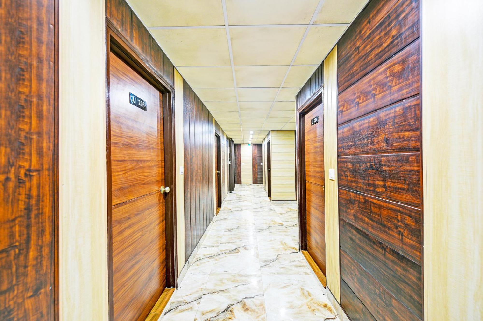 Hotel O Lavish Faridabad Bagian luar foto